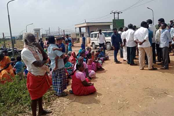 Workers, villagers blockade opposed against the construction of a perimeter wall around the NLC solar panel site!