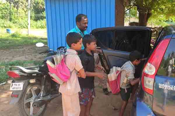 Desperate children! The education officer who took the car to the school!