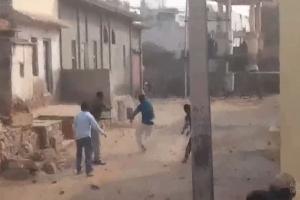 The incident of stone pelting between the two parties during the Rajasthan election!
