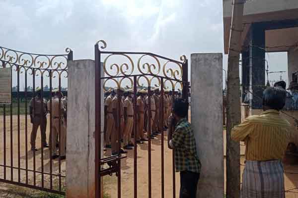 Workers, villagers blockade opposed against the construction of a perimeter wall around the NLC solar panel site!