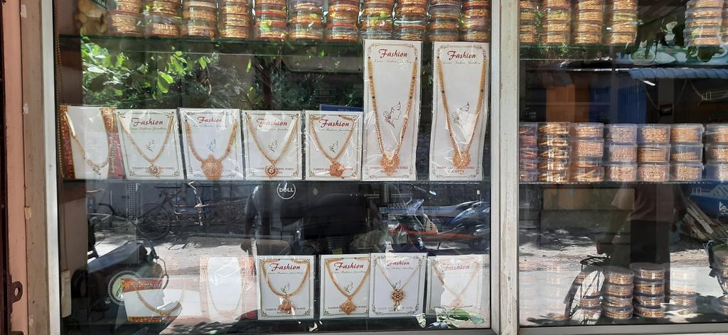 Covering jewelry workers who lost their smile
