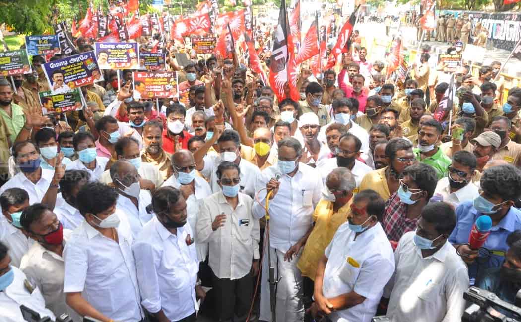 Auto unions protest against federal government
