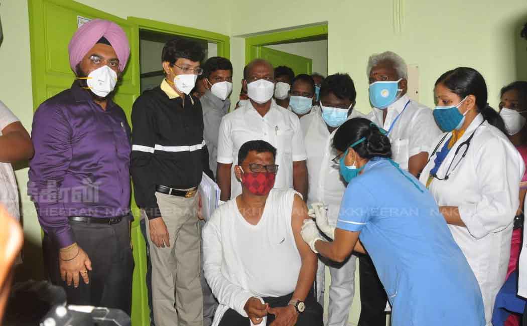 Health Minister and Commissioners inspecting koyambedu market