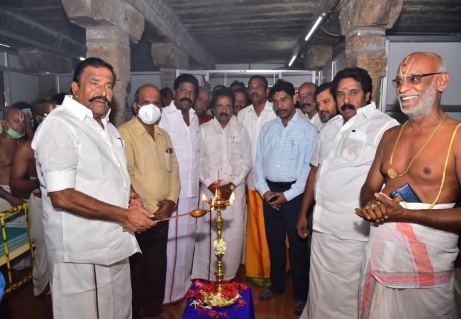 Minister inaugurates first aid center at Sri Rangam Temple