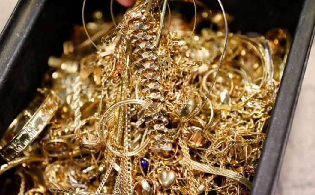 55 pound jewelery robbery ... Family stranded due to intimidation in a modern way