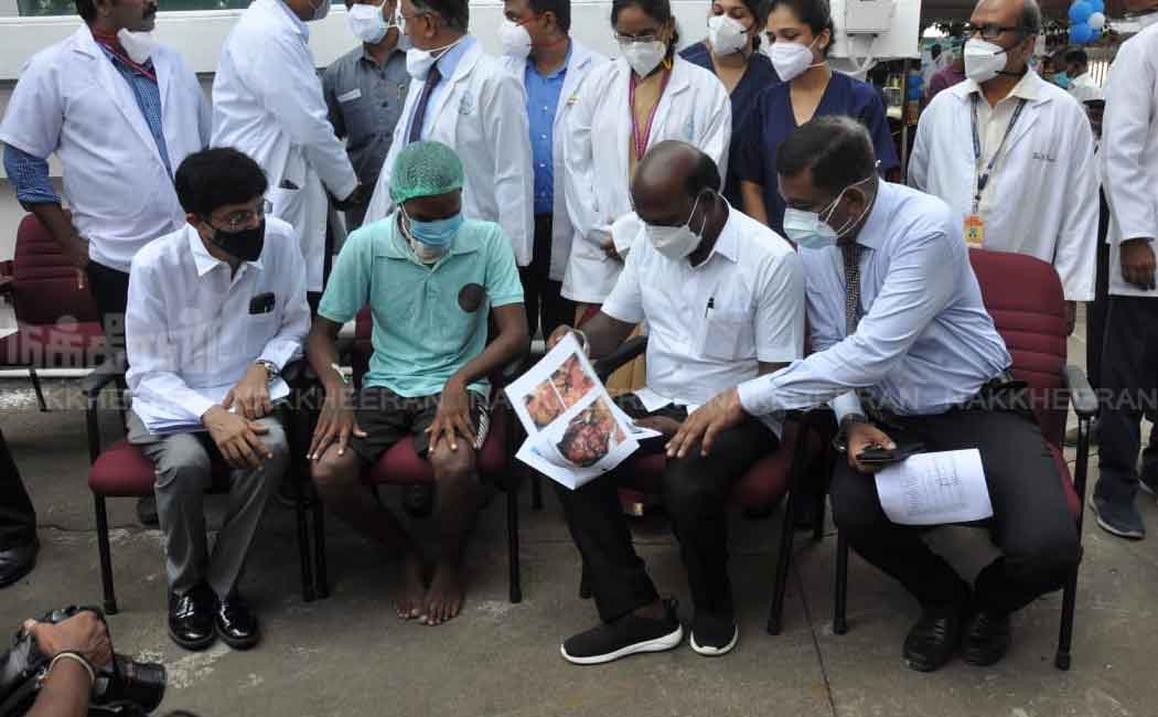 Minister who visited and greeted government doctors