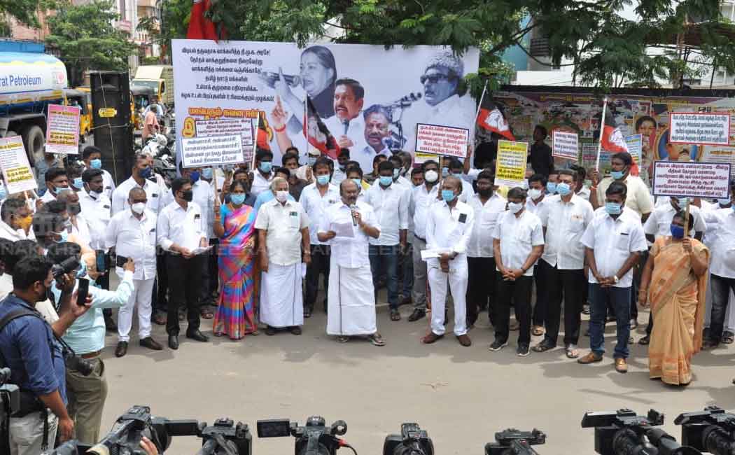 Former Minister Jayakumar who protested in a different way
