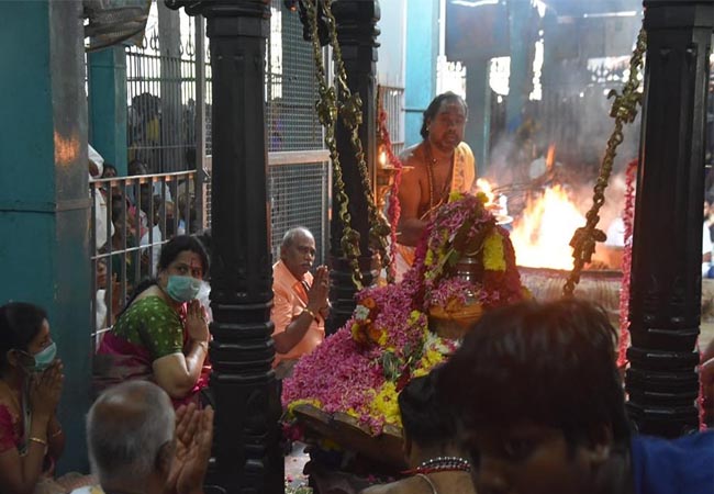ADMK LEADER AND TN CM WIFE SPECIAL POOJA AT KUMBAKONAM TEMPLE