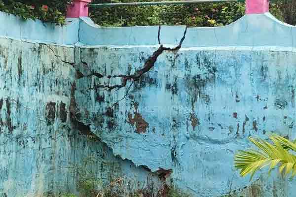 puthukottai Shiva statue pond wall is collapsing ...!