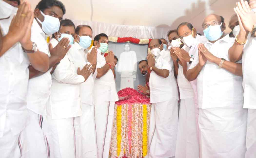 EPS pays homage to Muthuramalingam Devar statue