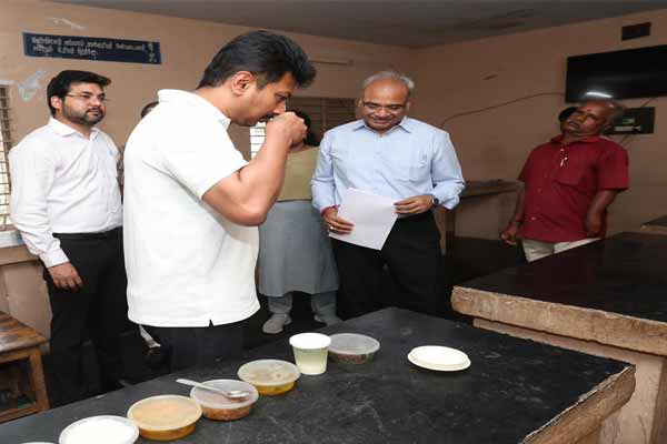 Dy CM Udhayanidhi Stalin makes a surprise inspection of the student hostel