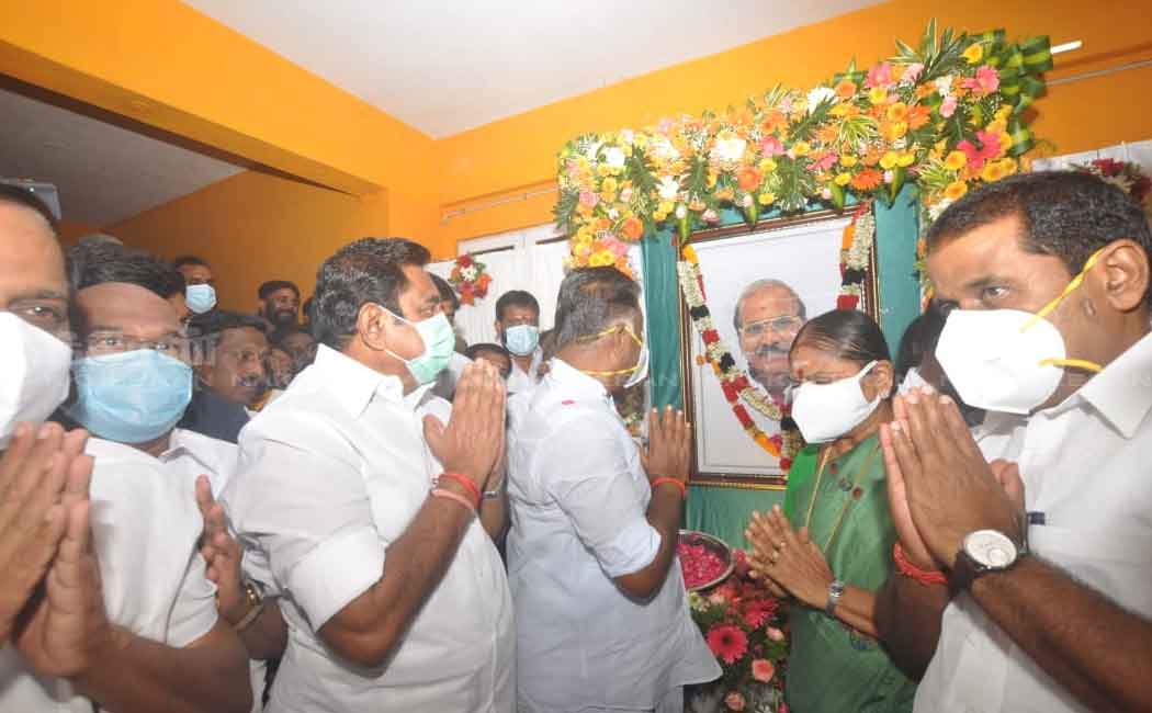 AIADMK who paid homage to the flower Madhusoodan