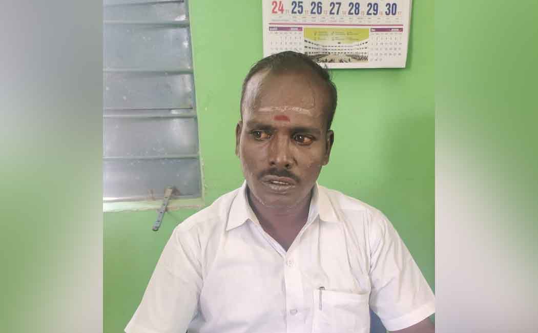 Government servant caught while taking bribe!