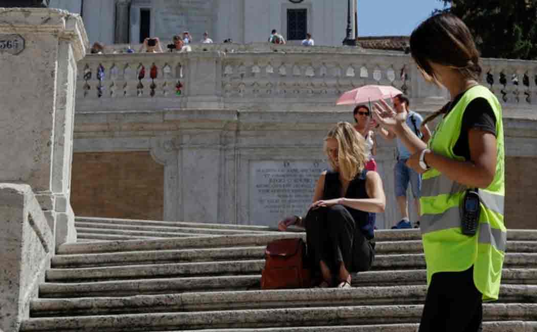 italy government imposes fines for tourists who sits on spanish steps of rome