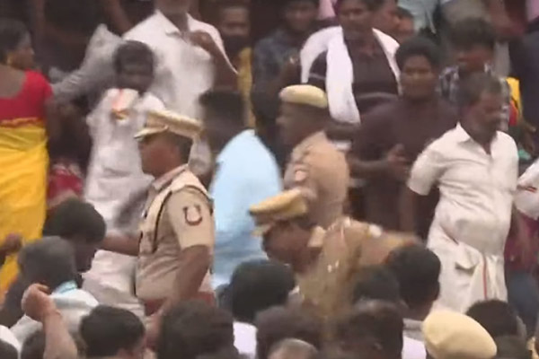 Police baton in front of the Dmdk office!