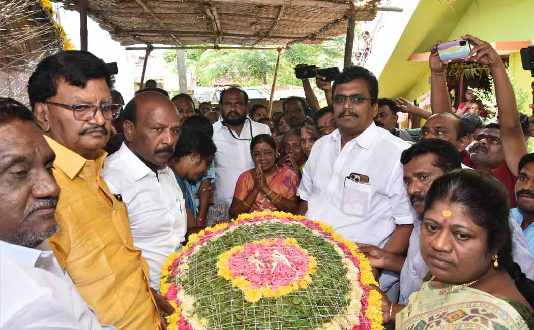 Minister M. Subramanian pays tribute to organ donor in Theni