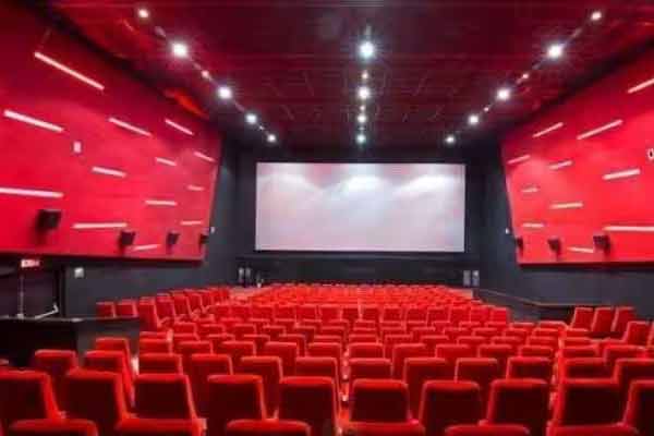 youth beaten the cinema theatre workers asking why chips are powdery