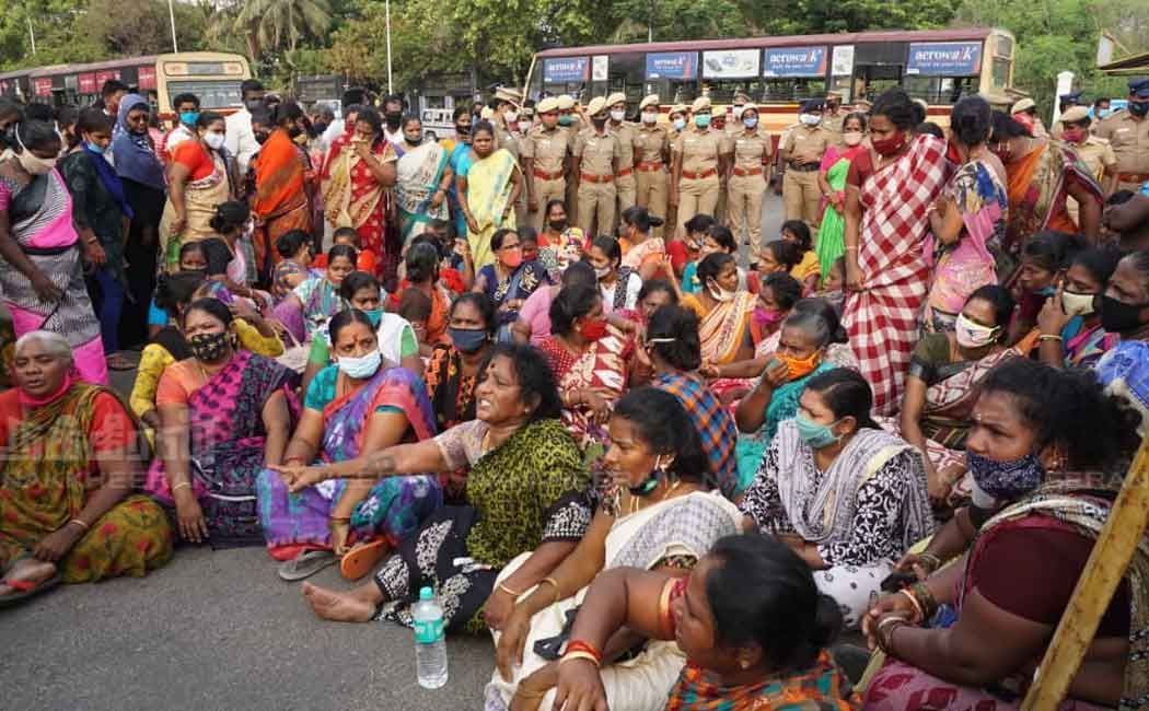Marina traders involved in road blockade