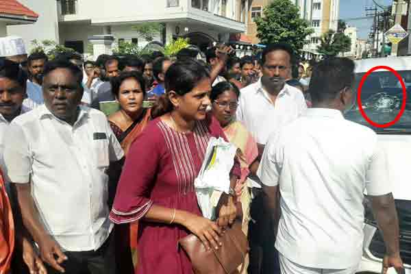 DMK members surrounded the woman officer and got into an argument