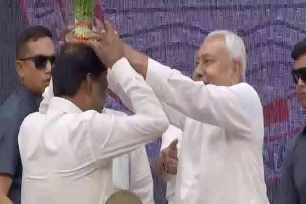 Nitish Kumar places a flower pot on the head of an IAS officer in bihar