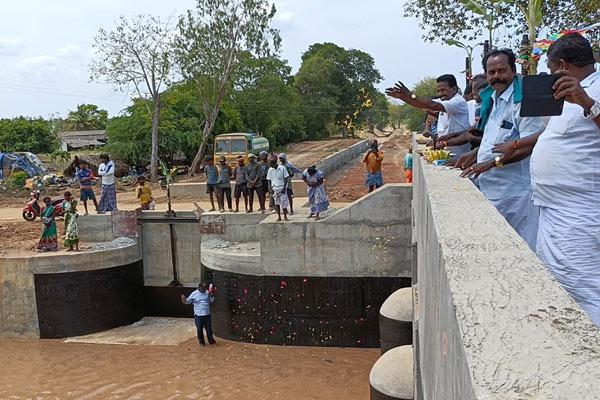 Farmers welcome by flowers and water on it when it arrived at delta district