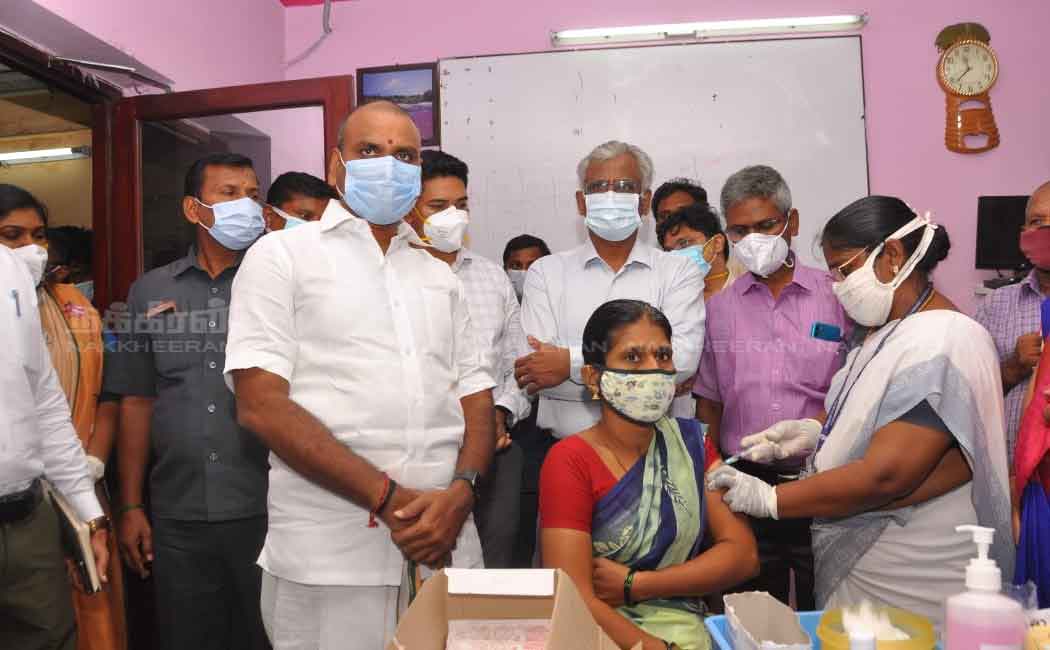 Union Minister L Murugan visits vaccination camp