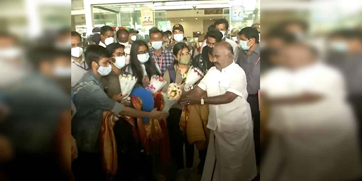 5 students who returned to Tamil Nadu ... Minister welcomed with a bouquet!