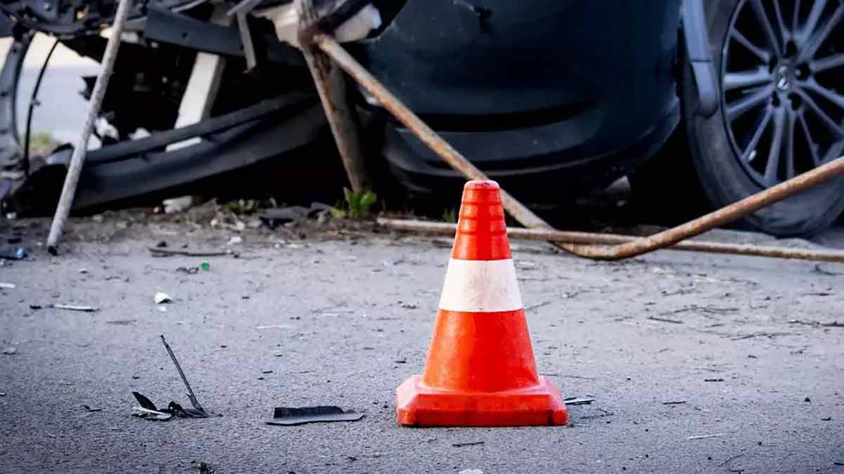 Road accident - Father and 8-month pregnant woman lose their live