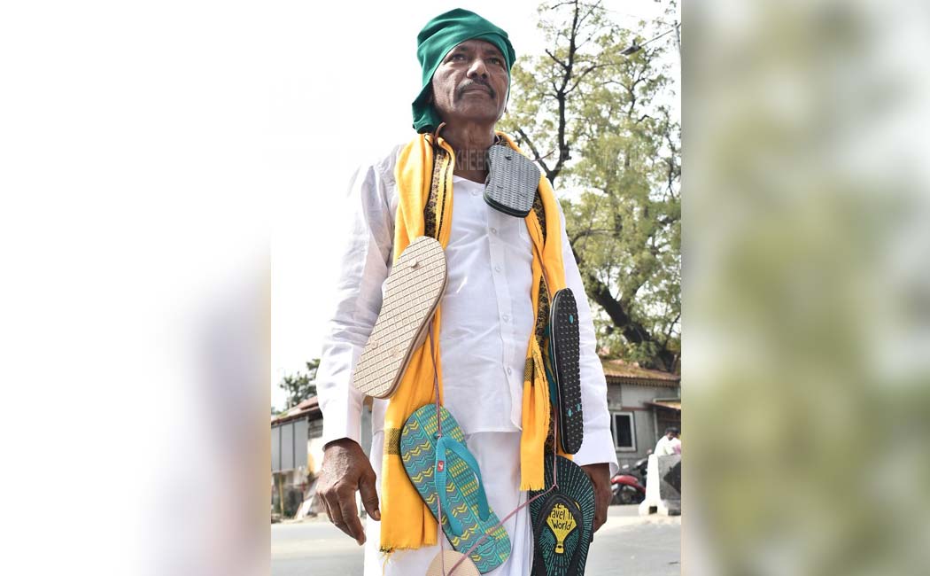 Erode East By-election; The candidate wore sandal as garland