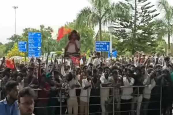 Vijay visits Madurai; restrictions imposed on fans