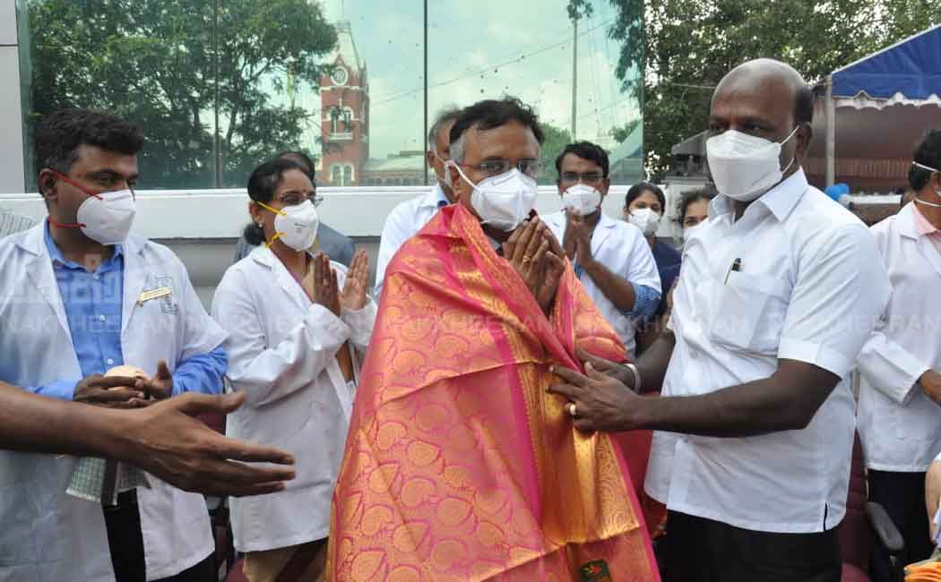 Minister who visited and greeted government doctors