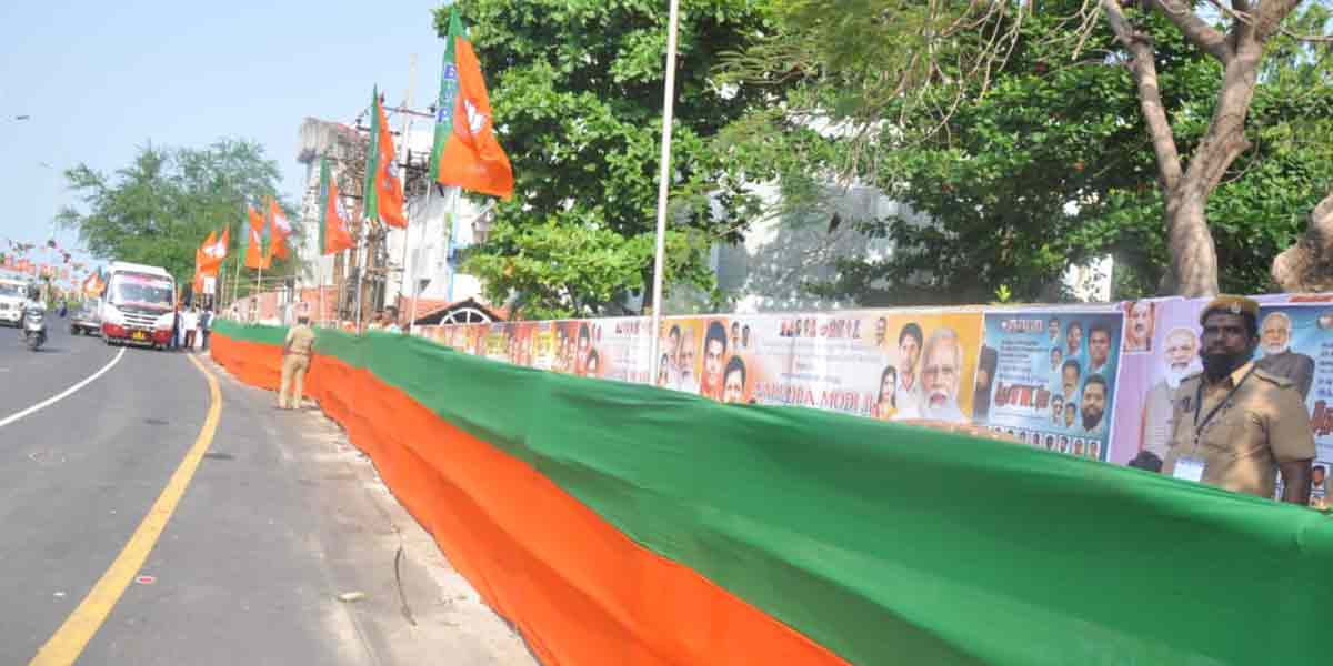 Welcome to Modi ... AIADMK flags that do not catch the eye!