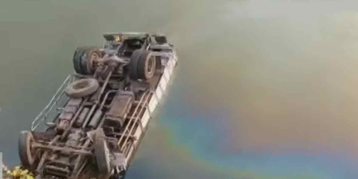 Truck overturns in river ... Puthalur police investigation!