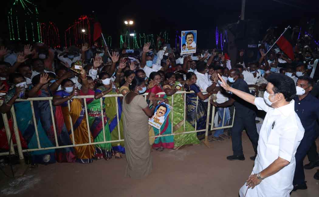the Chief Minister who unveiled the Anna, kalaignar statue in Thanjavur