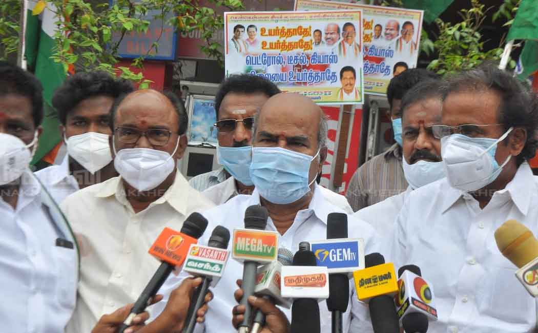 Congress party volunteers struggle against petrol and diesel price hike