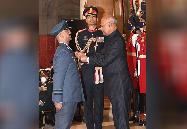 Tamil Nadu Chief Minister congratulates Abhinandan on receiving Veer Chakra award