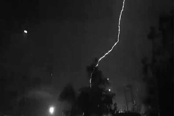 Heavy rain with thunder and lightning in Chennai