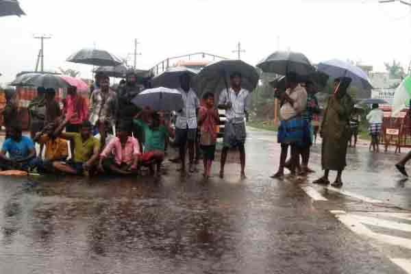 Roads flooded due to continuous heavy rains! Traffic Disruption! Destroy the agri land!