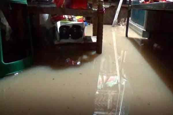 Thiruvarur People suffering from rainwater surrounding houses