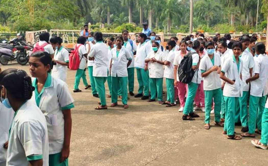 15 nursing students Chidambaram Medical College suffered from vomiting and fainting