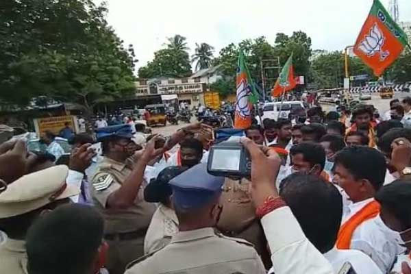 BJP executive attacked near Nellikuppam