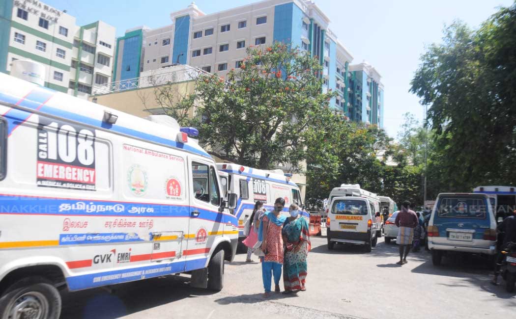 Corona patients waiting for treatment in the ambulance