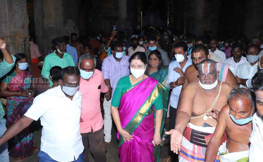 Sasikala visited srirangam temple