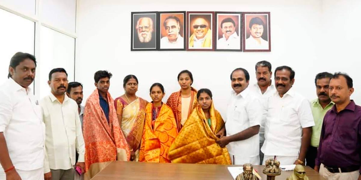 The minister felicitated the students pursuing medical studies in the 7.5% internal reservation by donning a bonnet