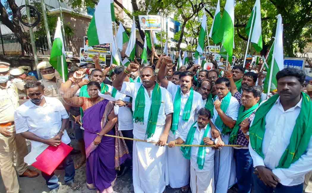 Merchants support delhi farmers