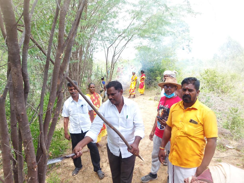 Women who cut down the juniper trees that occupied the wall of Porpanaikottai and come to see the excavation site with interest!