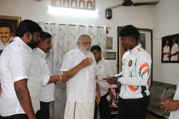 i periyasamy congratulate students placed 2nd world weightlifting
