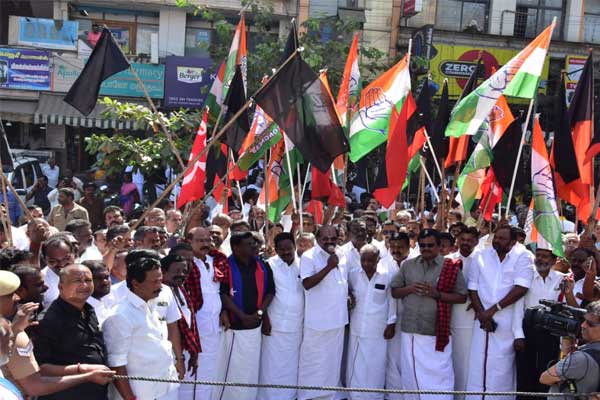 Governor Ravi in Theni by DMK alliance parties showing black flag