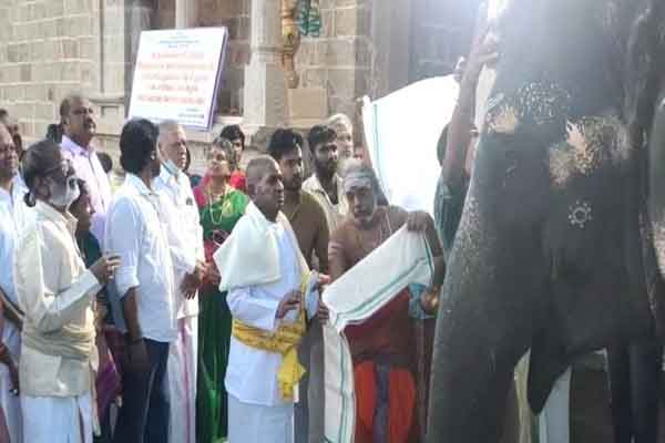 musician Ilayaraja at Tirukkadaiyur temple