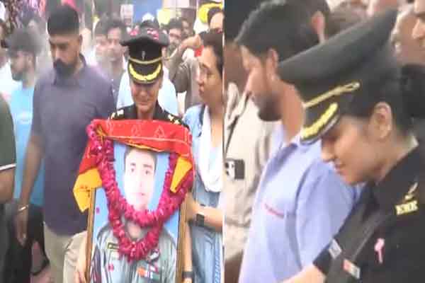 Wife tearful military uniform to her husband funeral Helicopter crash rajasthan
